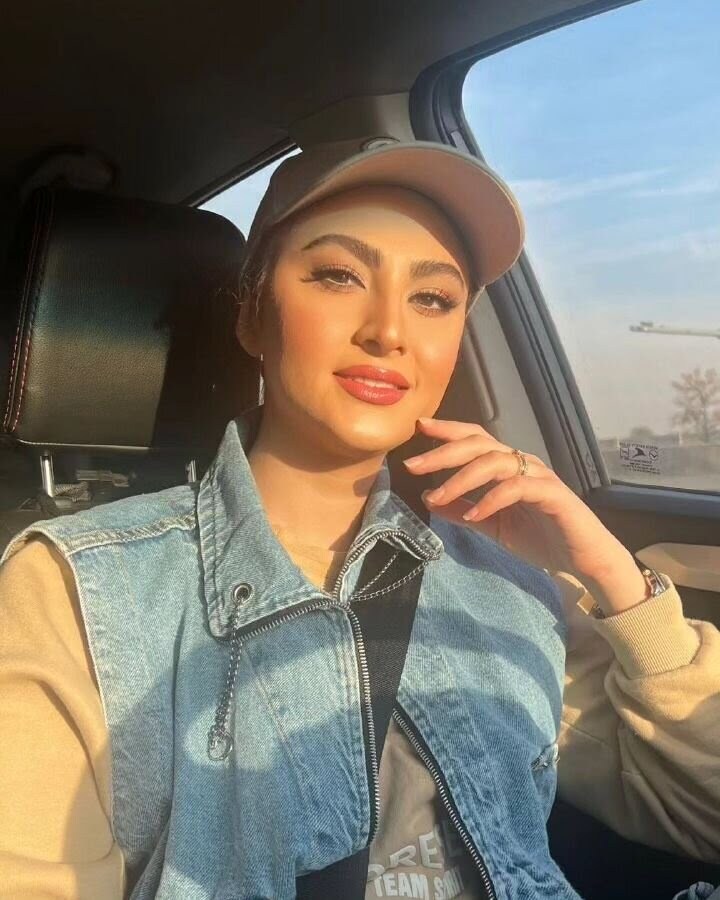 عکس | خانم بازیگر با این تیپ و ماشین لاکچری در شهر می‌چرخد!