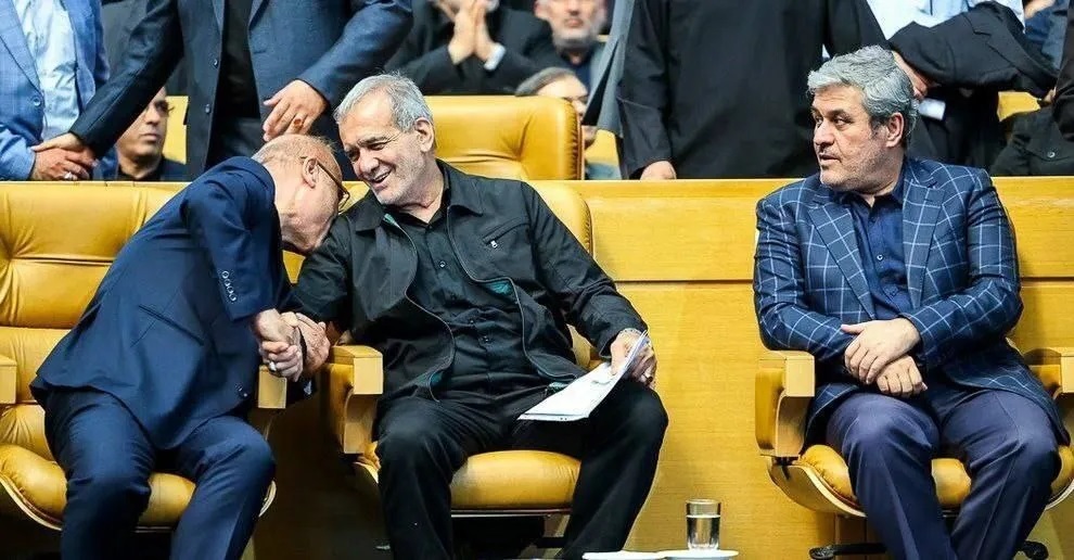 عکس | صحنه جنجالی بوسیدن پزشکیان توسط قالیباف!