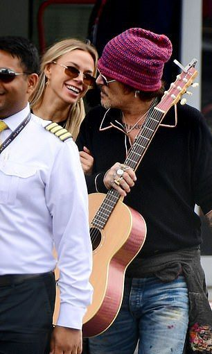 عکس | جانی دپ با یک دختر ۲۸ ساله در رابطه عاشقانه است!