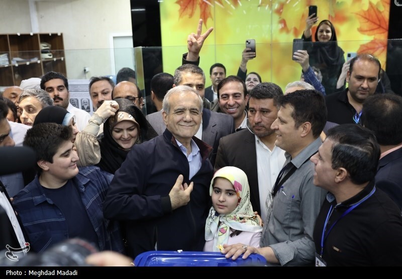 عکس | مسعود پزشکیان به همراه دختر و نوهاش در شعبه اخذ رای! عکس | مسعود پزشکیان به همراه دختر و نوهاش در شعبه اخذ رای!