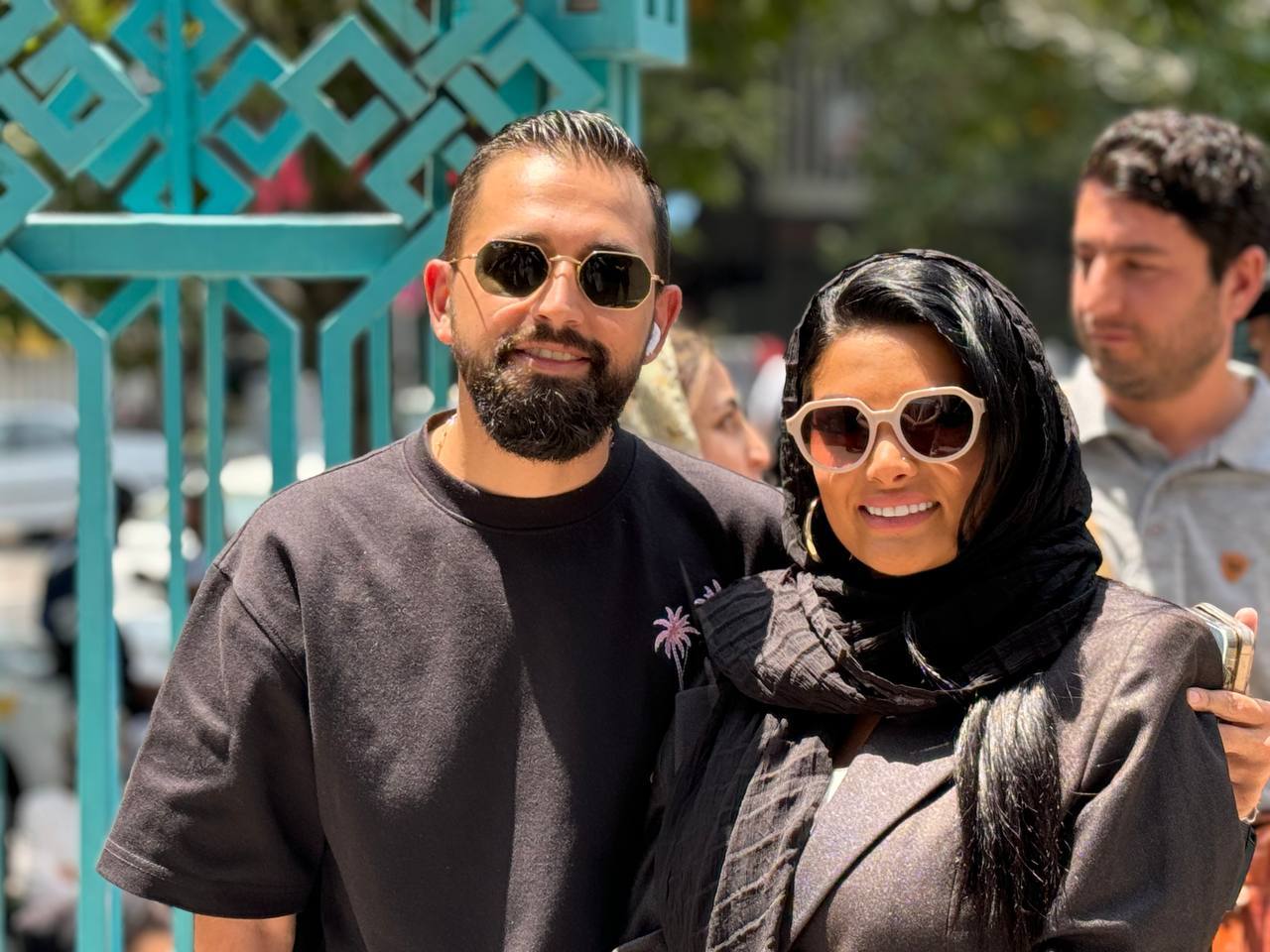 عکس | محسن افشانی به همراه همسر دومش در حسینه ارشاد رای دادند!