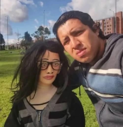 عکس | مرد کلمبیایی با یک عروسک ازدواج کرد و بچه دار شد!