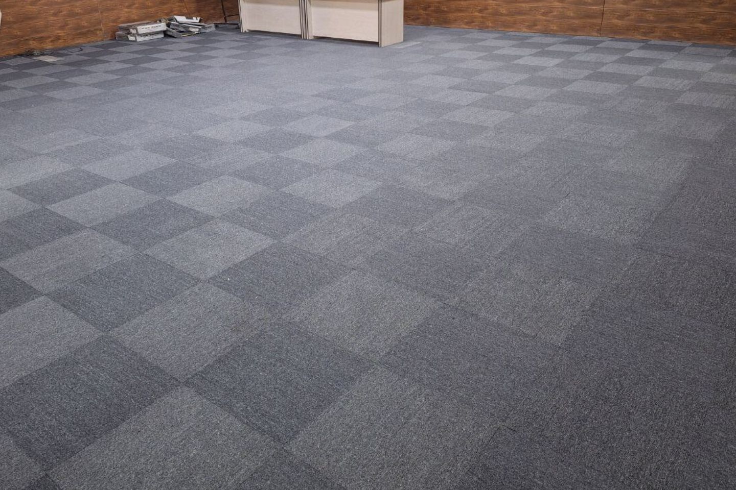 مزایا و معایب موکت تایل چیست؟ | نکات طلایی قبل از خرید