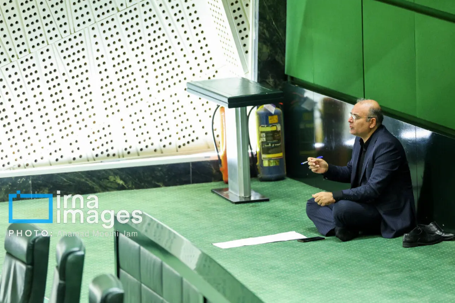 عکس | ماجرای نماینده مجلسی که بدون کفش روی زمین نشسته چه بود؟!