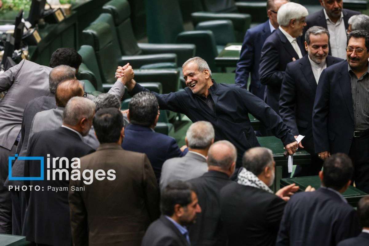 عکس | تصویر جالب و قابل توجه پزشکیان بعد از رای اعتماد به تمام وزیرانش از سوی مجلس!