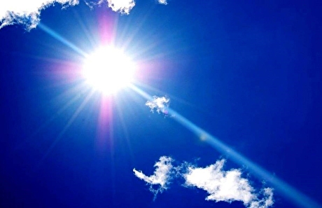 در این ساعات از قرار گرفتن زیر نور خورشید پرهیز کنید | توصیه‌های مهم برای اشعه فرابنفش