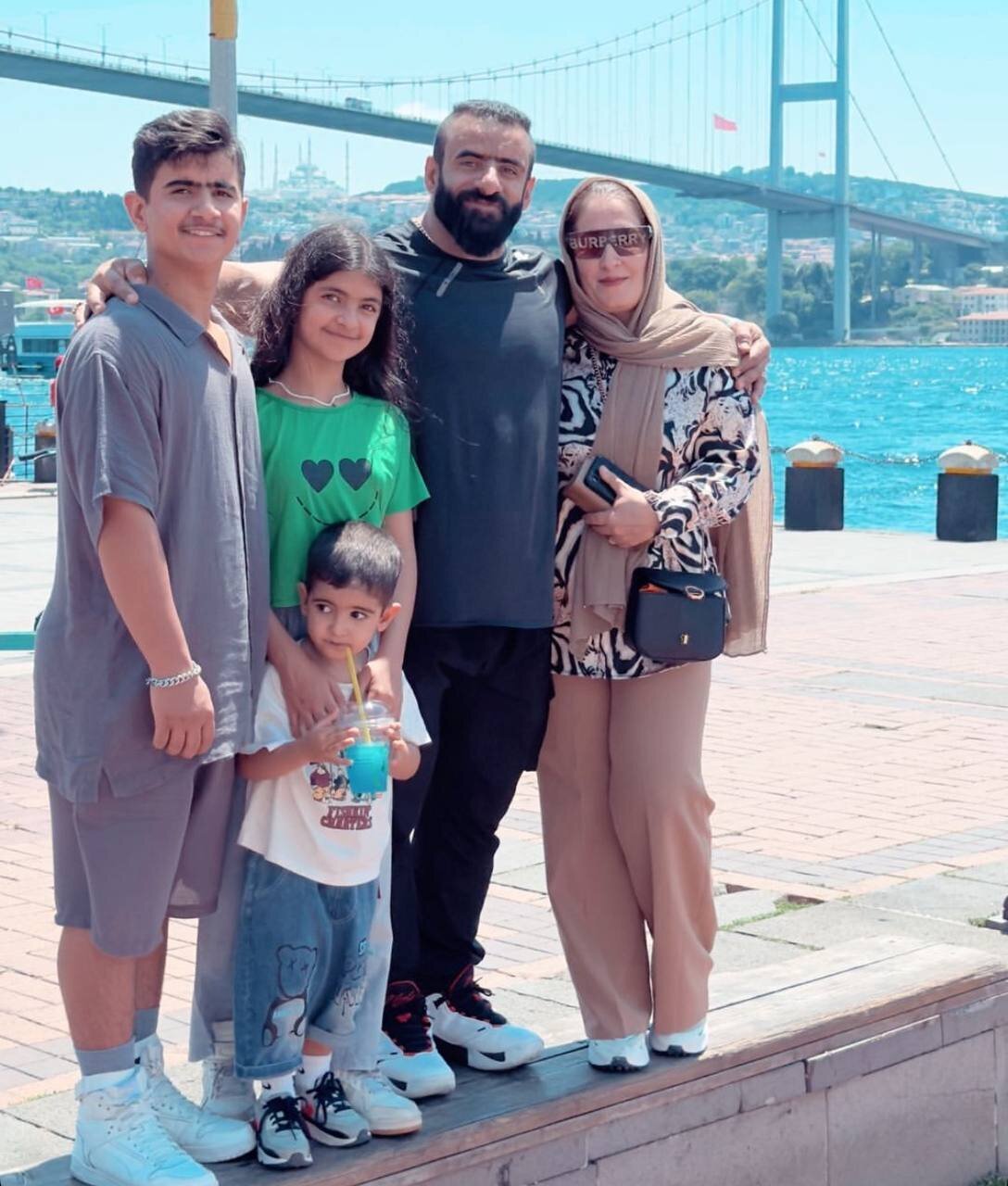 عکس | هادی چوپان به همراه خانواده اش در یک سفر خارجی!