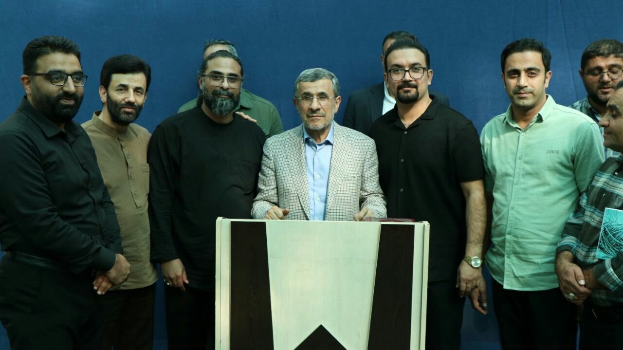 عکس | احمدی نژاد تیپ جدید زد!