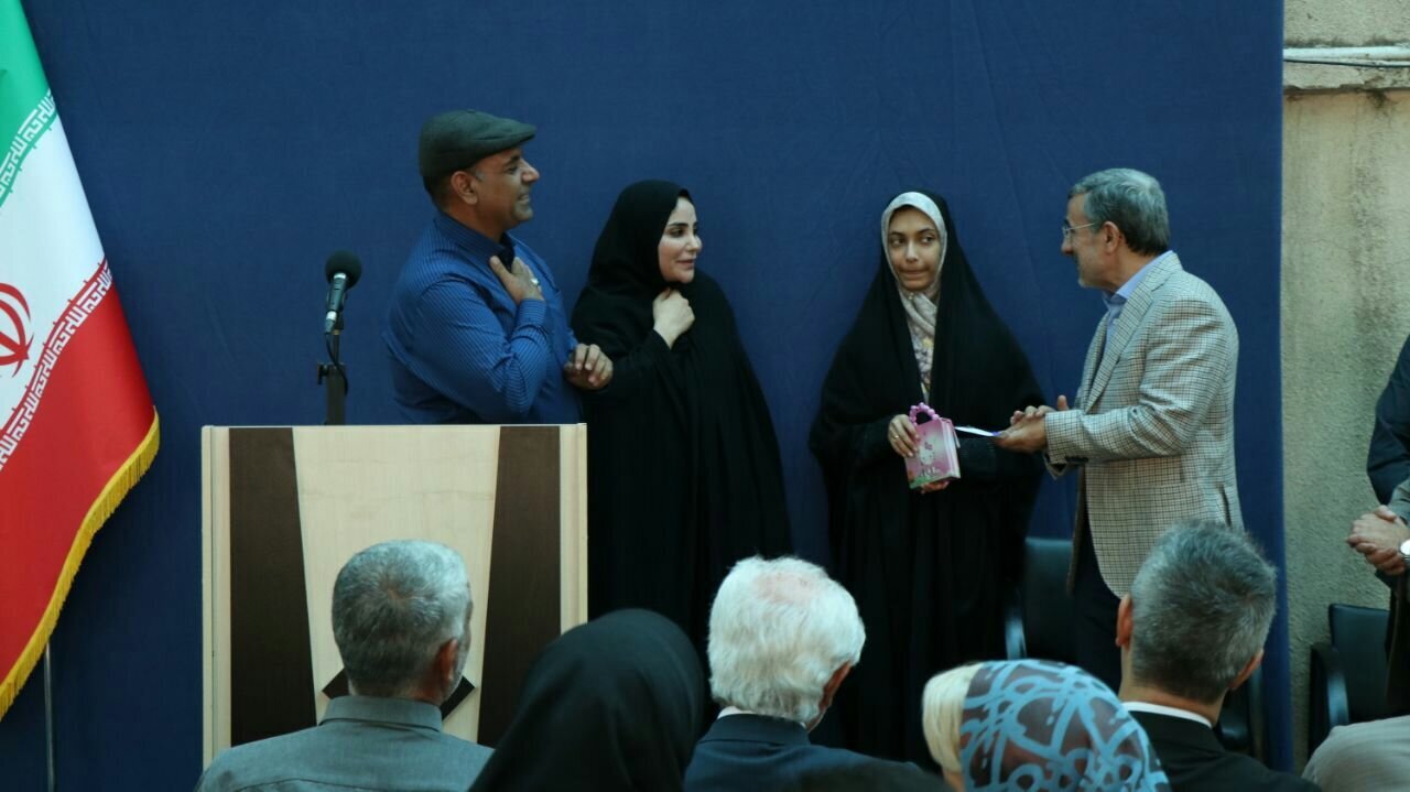 عکس | احمدی نژاد تیپ جدید زد!