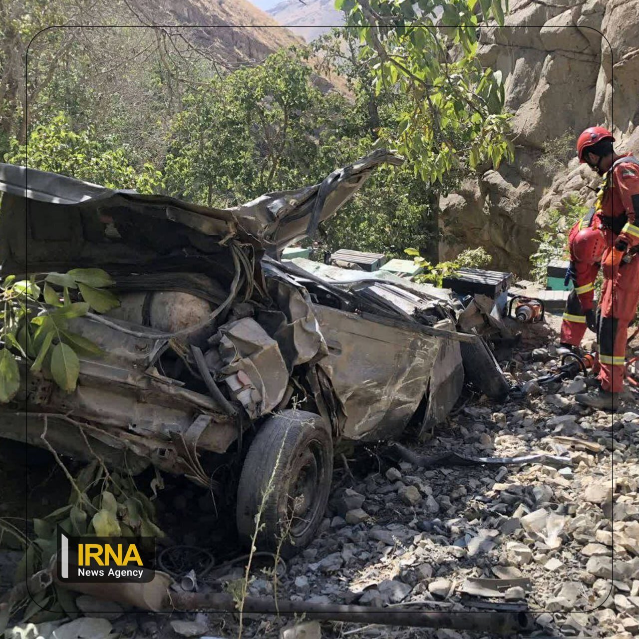 عکس | له شدن پژو ۴۰۵ بعد از پرتاب به دره!
