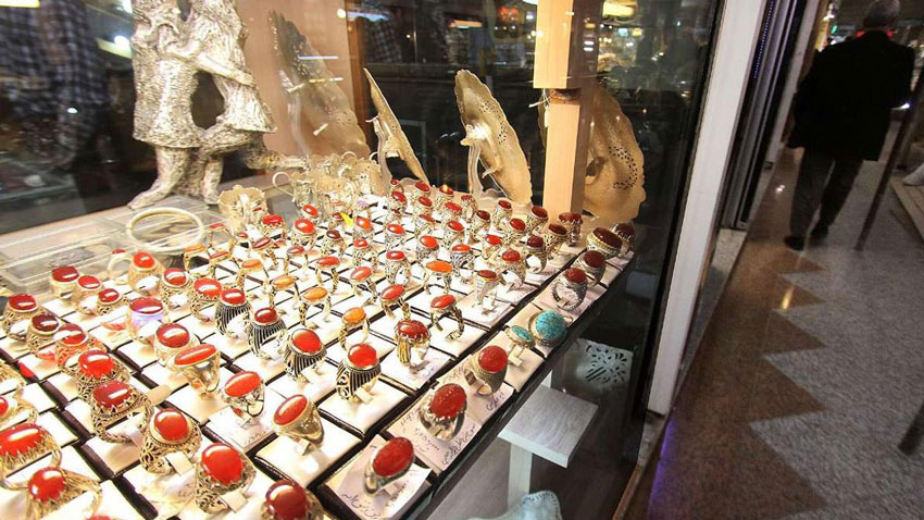 خرید سوغاتی در بازار رضا