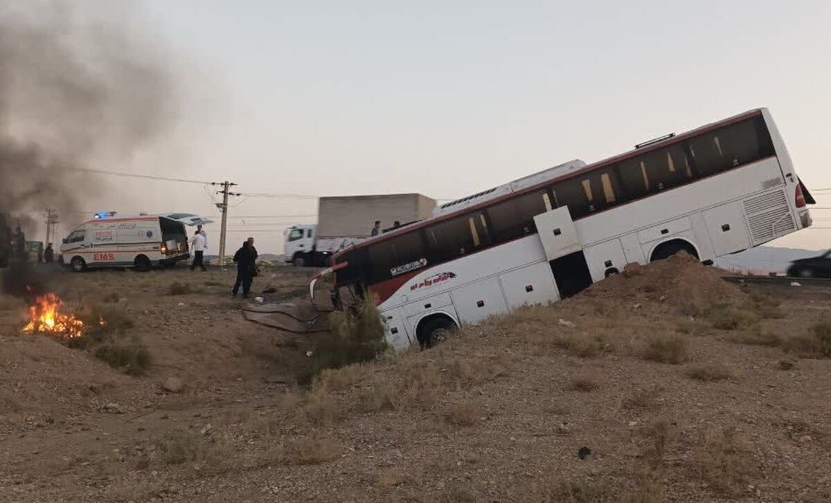 ۲۴ مصدوم و یک فوتی در محور قم به کاشان | واژگونی اتوبوس به خستگی و خواب‌آلودگی راننده