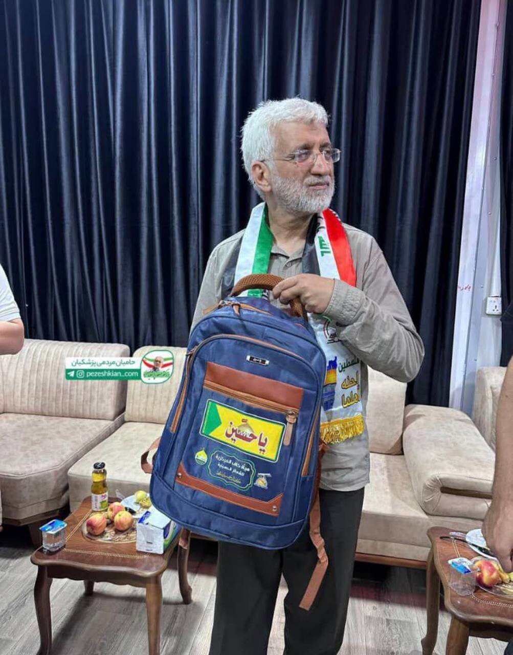 عکس | جلیلی با این پرچم دور گردن جنجال به پا کرد! عکس | جلیلی با این پرچم دور گردن جنجال به پا کرد!