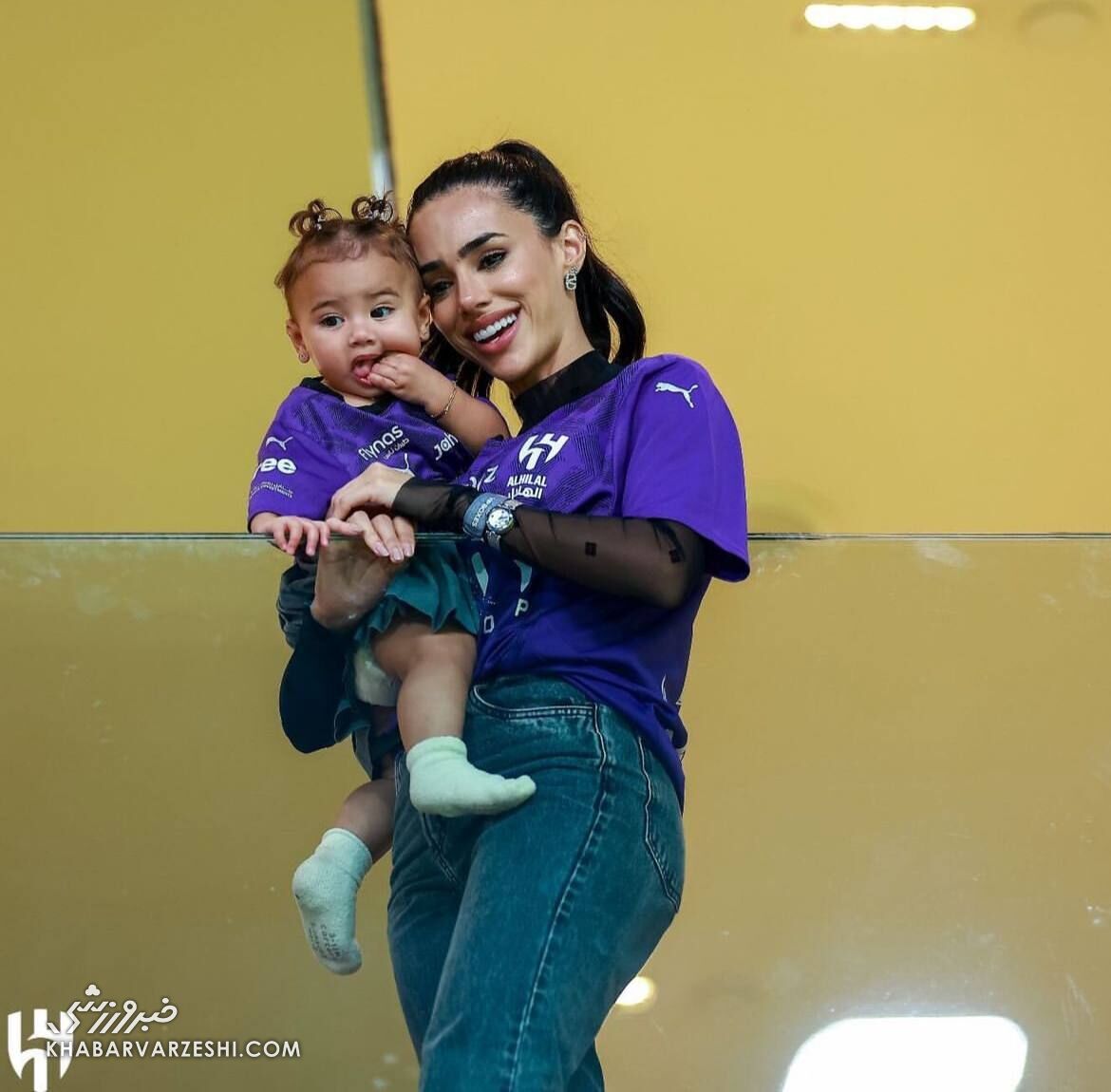 عکس | حضور نامزد نیمار در بازی با استقلال سوژه خبرنگاران شد!