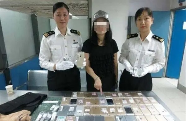 دختر قاچاقچی ۱۰۲ گوشی در بدنش جاسازی کرده بود!