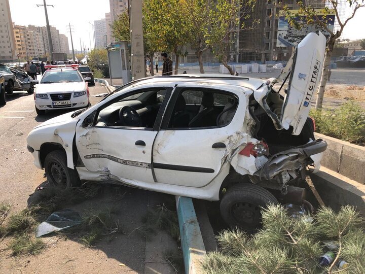 عکس | برخورد یک کامیون با ۱۴ خودرو در تهران فاجعه آفرید!