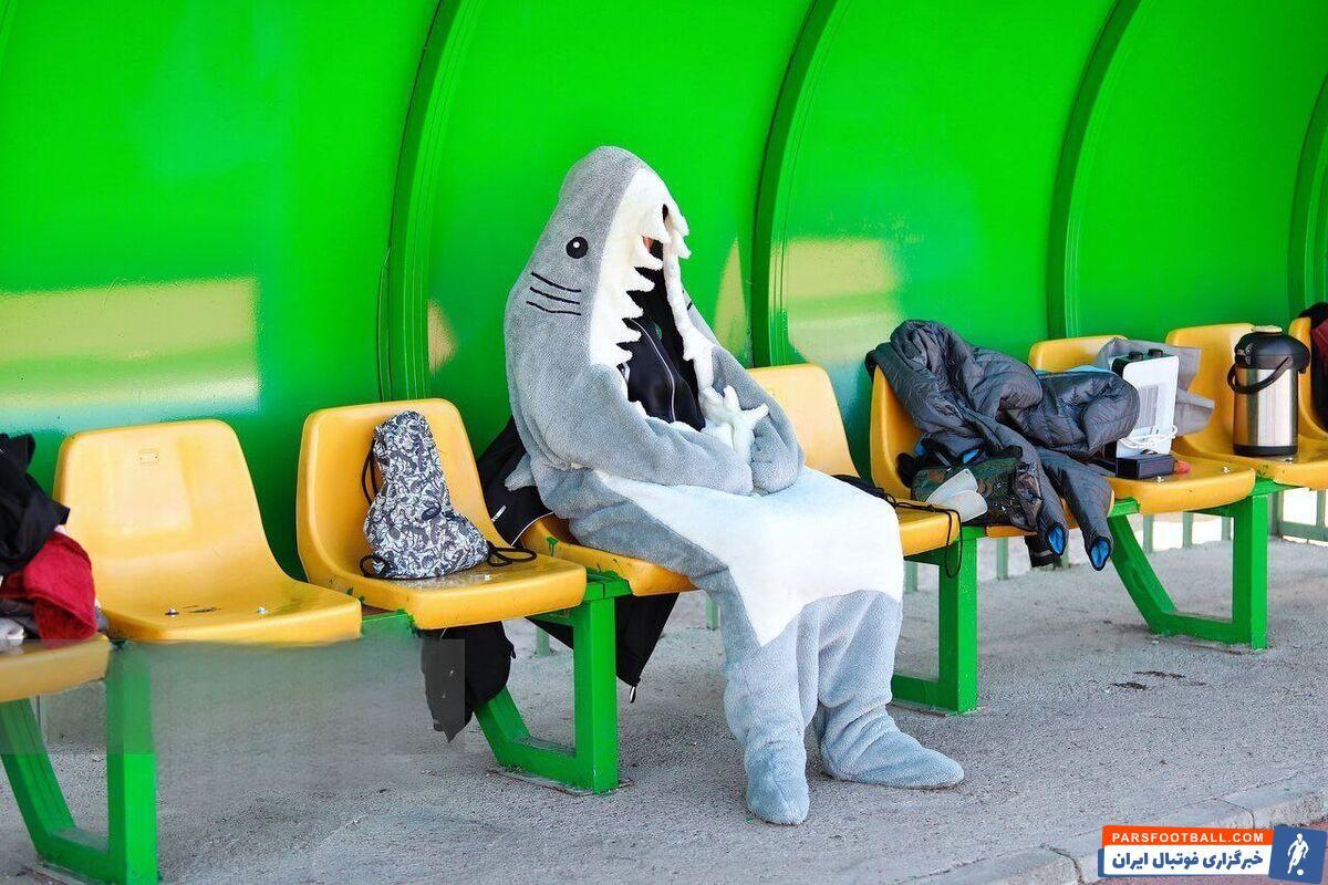 عکس | تصویری عجیب از نیمکت تیم فوتبال بانوان! عکس | تصویری عجیب از نیمکت تیم فوتبال بانوان!