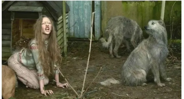 عکس | چهره عجیب دختری که با سگ‌ها بزرگ شده و شباهتش به آنها!