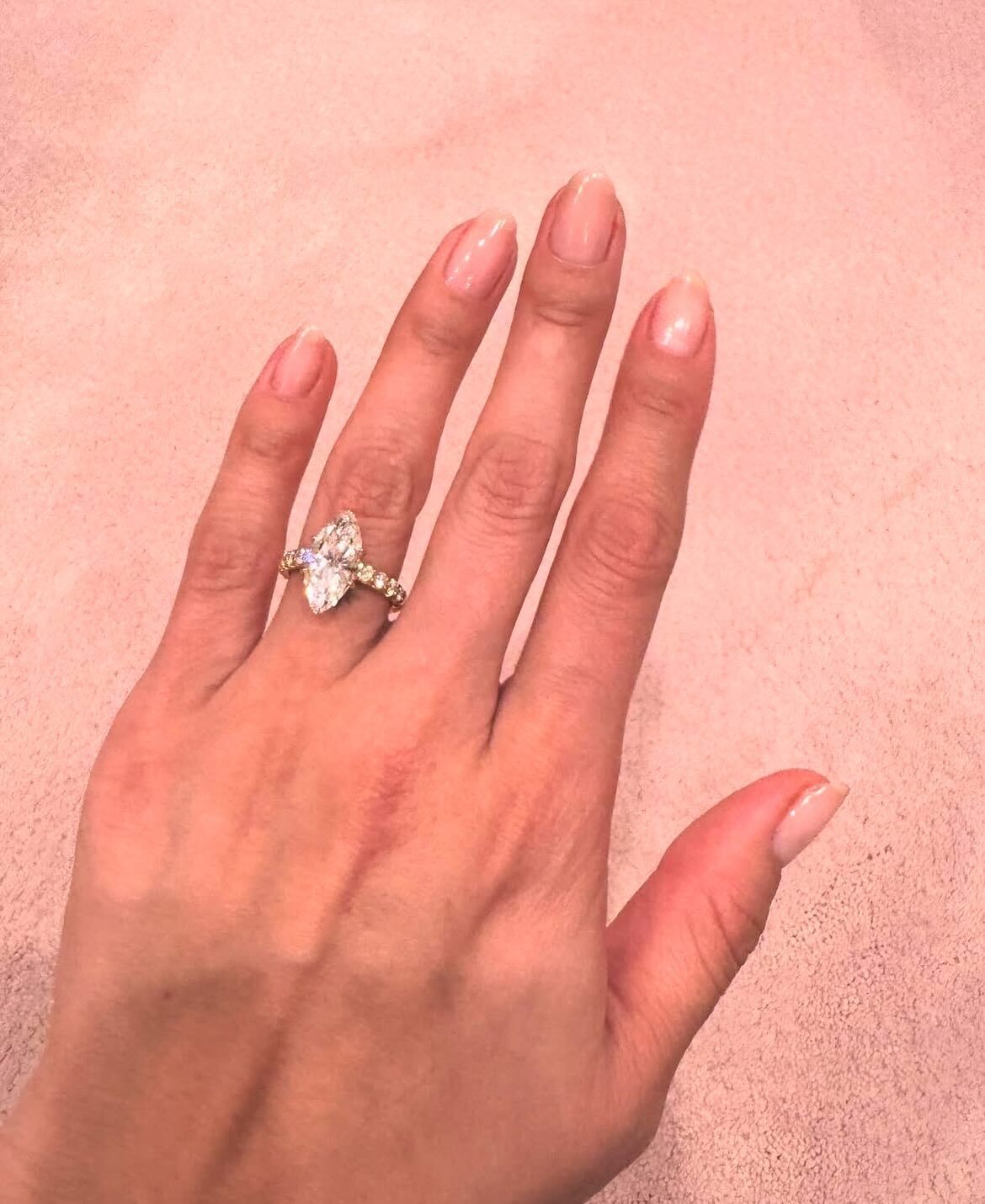 عکس | حلقه نامزدی جذاب سلنا گومز فضای مجازی را پر کرد