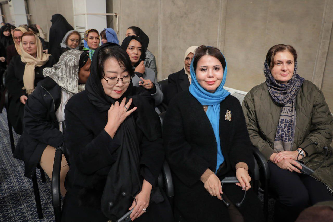عکس | مهمانان زن خارجی با چه حجابی به دیدار رهبر رفتند؟