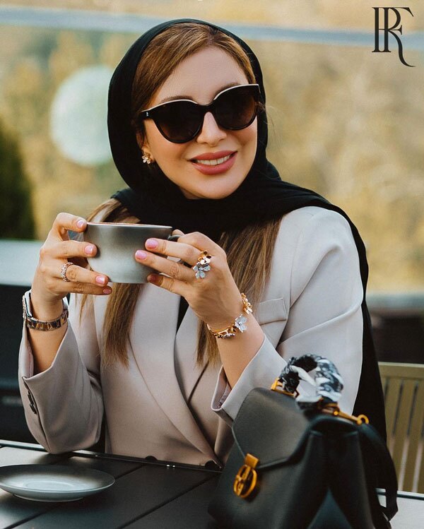 عکس | خانم خوش خنده جوکر و عکس‌های خوش استایلش در کافه!