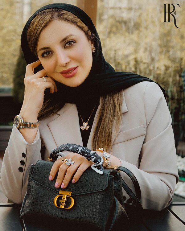 عکس | خانم خوش خنده جوکر و عکس‌های خوش استایلش در کافه!