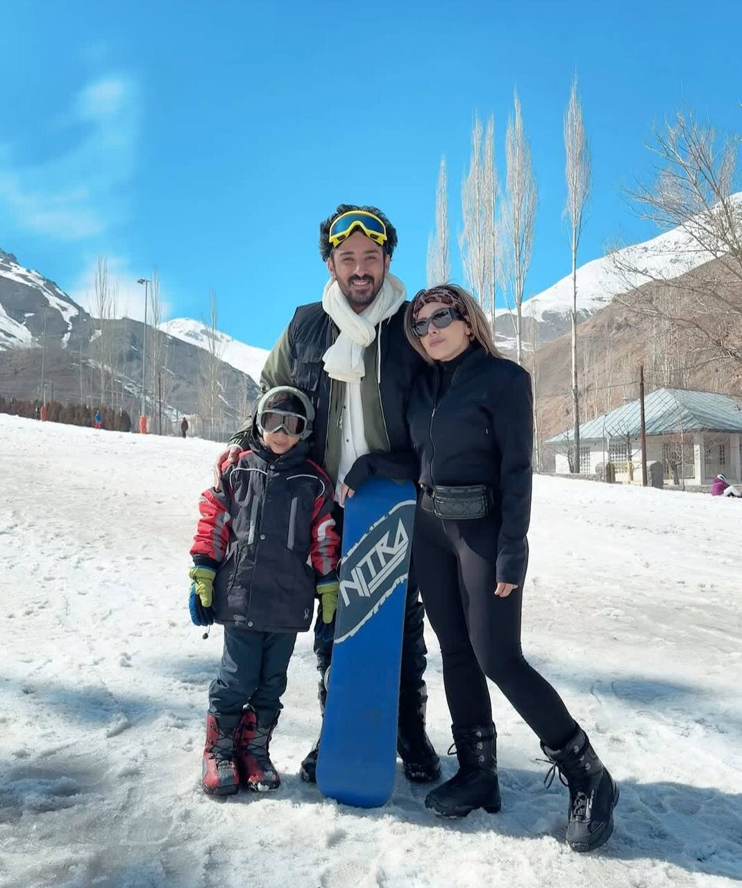 عکس | برف بازی رضا قوچی به همراه همسر و فرزندش در تعطیلات عکس | برف بازی رضا قوچی به همراه همسر و فرزندش در تعطیلات