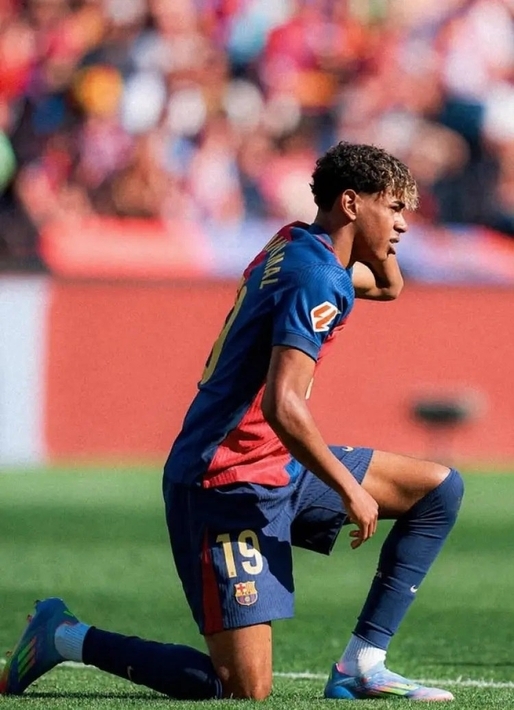 عکس | ادای احترام متفاوت یامال به والدینش