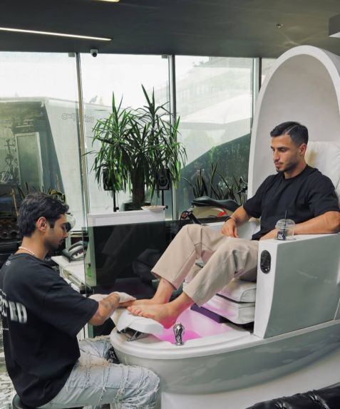 عکس | تصویری جالب و عجیب از بازیکن پرسپولیس در حال انجام پدیکور و مانیکور!