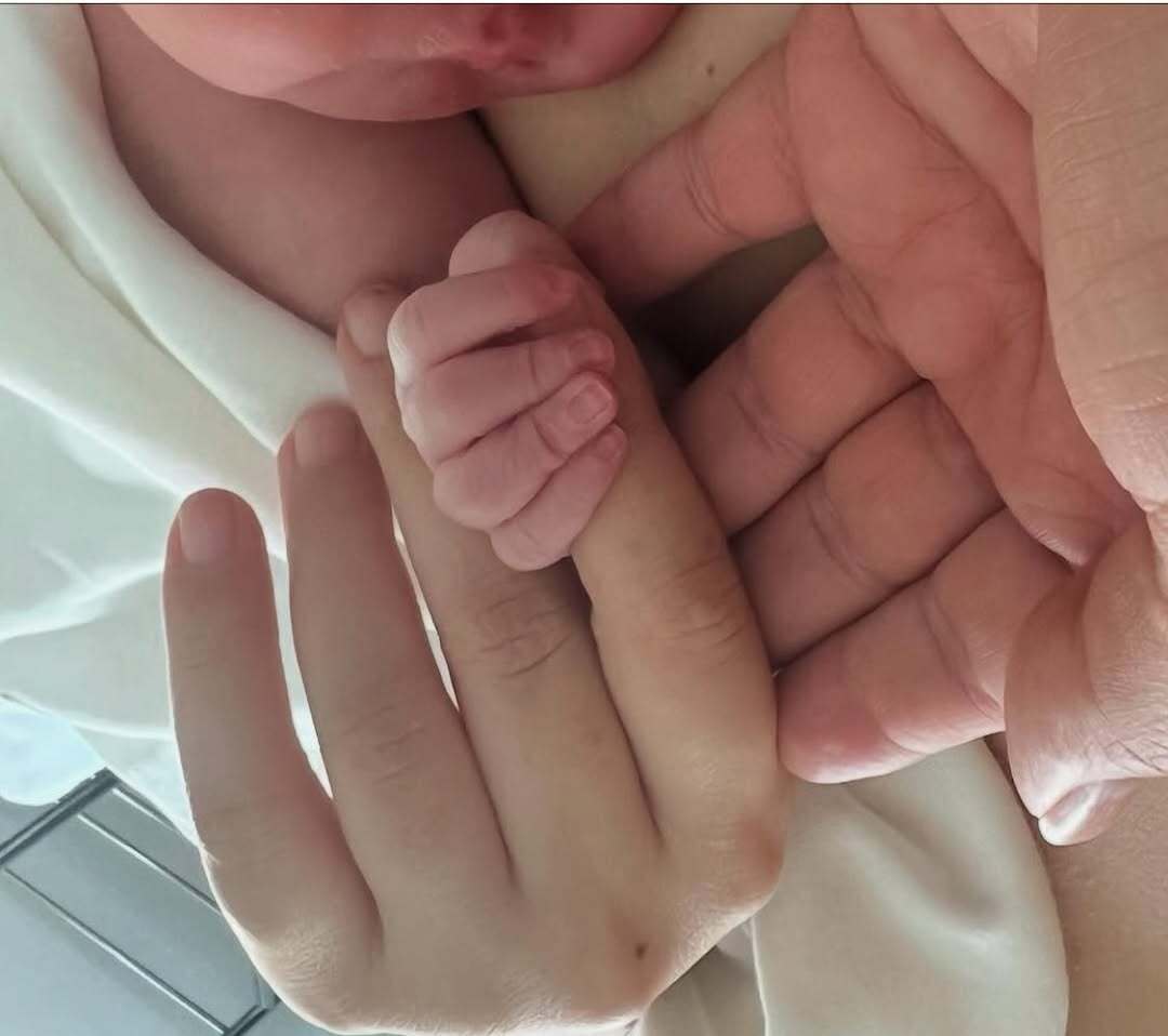 عکس | استوری مهراب قاسم خانی به مناسبت پدر شدن دوباره برادرش!