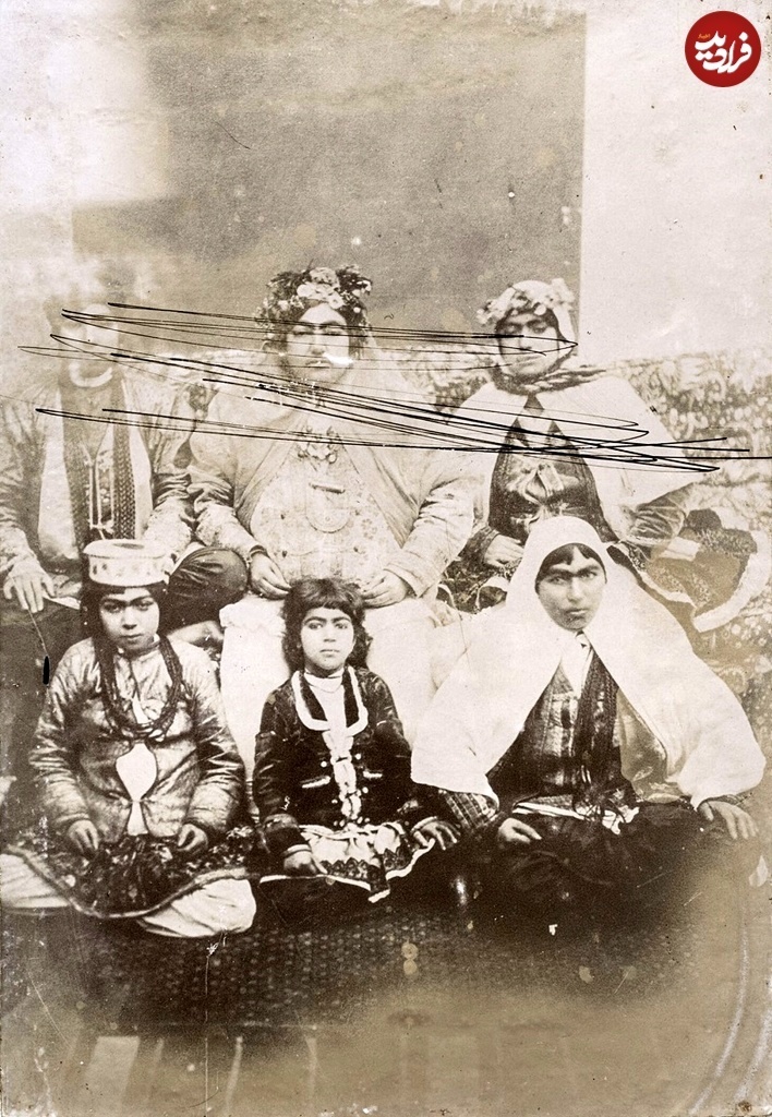 عکس | ژست زنان مطرب و لباسدار حرم احمدشاه ۱۱۴ سال پیش عکس | ژست زنان مطرب و لباسدار حرم احمدشاه ۱۱۴ سال پیش