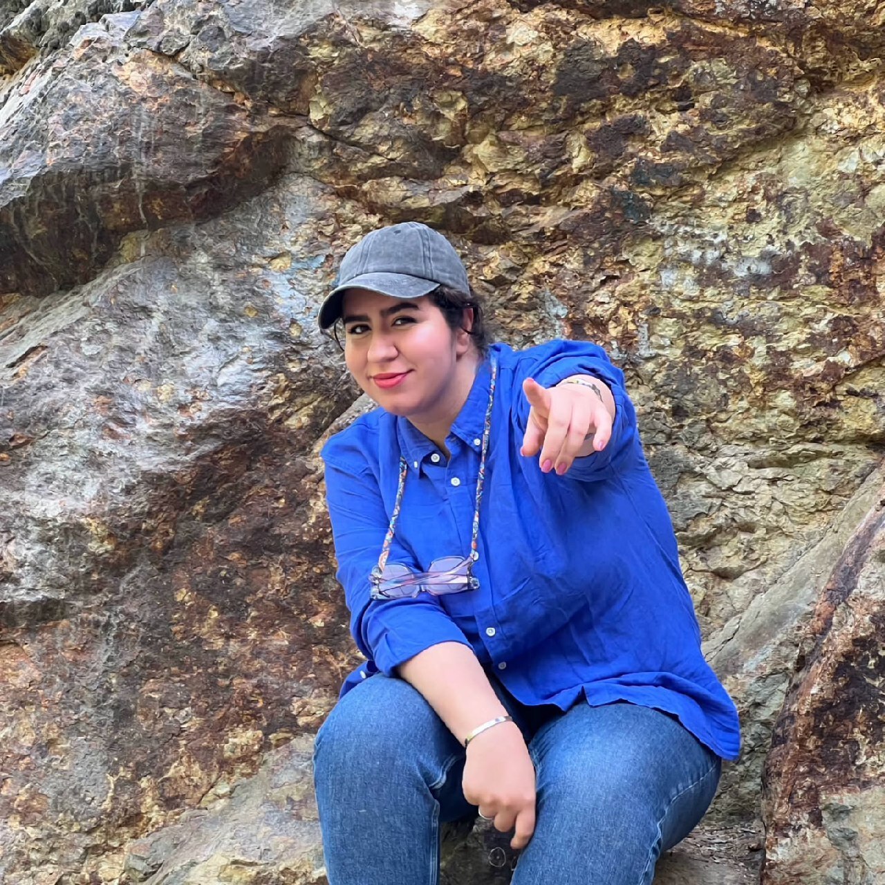 خوشگذرانی بازیگر سریال نون خ در دربند با تیپ اسپورت و کلاه