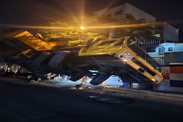 حادثه واژگونی جرثقیل در تهران + عکس