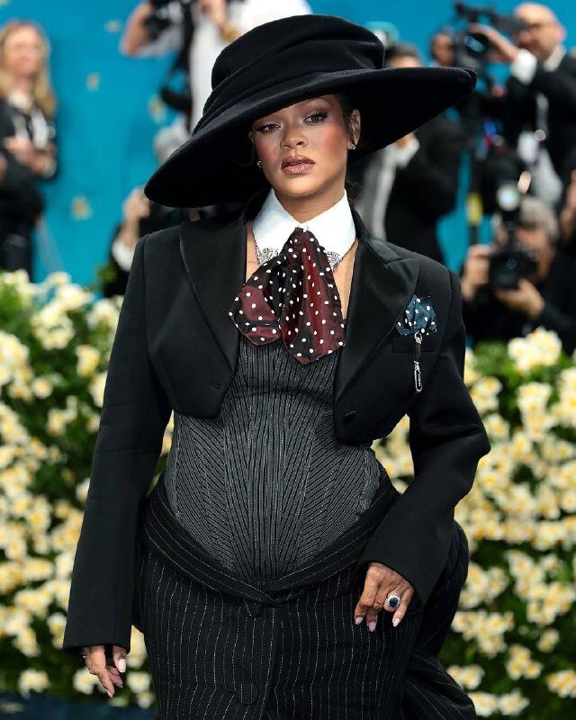 عکس | لباس بارداری عجیب ریحانا سوژه خبرنگاران شد!