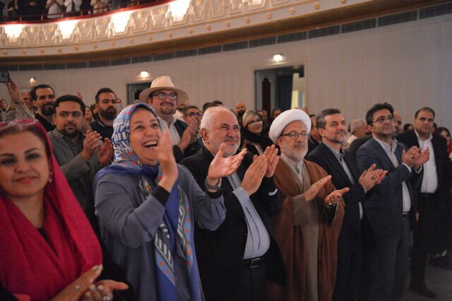 عکس | حضور ظریف و همسرش در یک کنسرت سوژه شد! عکس | حضور ظریف و همسرش در یک کنسرت سوژه شد!