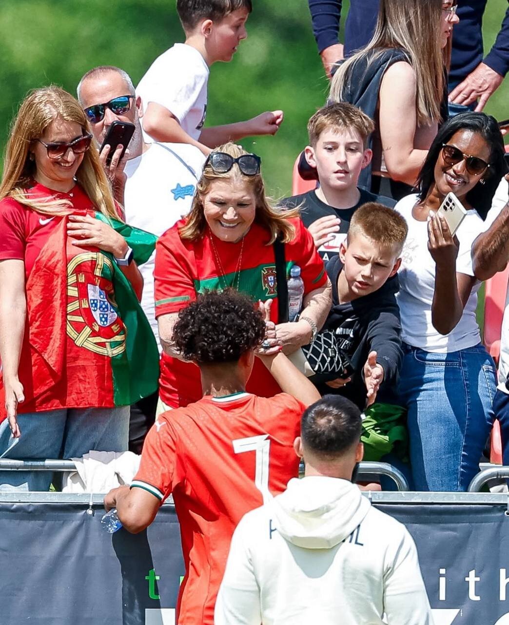 عکس | اولین بازی ملی پسر رونالدو یک مهمان ویژه داشت