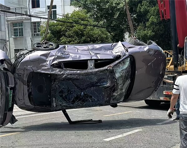 تصادف عجیب؛ خودروی چینی از زیر کامیون جان سالم بهدر برد! تصادف عجیب؛ خودروی چینی از زیر کامیون جان سالم بهدر برد!