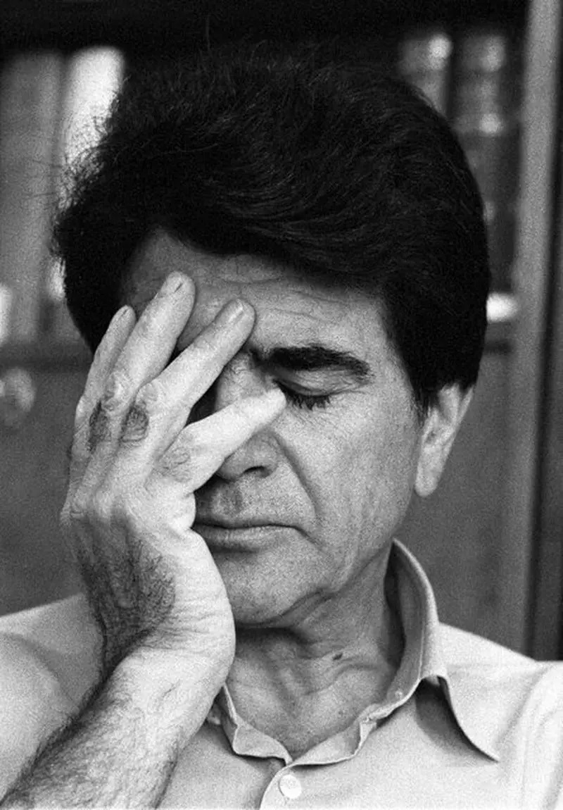 ویدئو | اهدای عکس یک میلیاردی شجریان به مردم