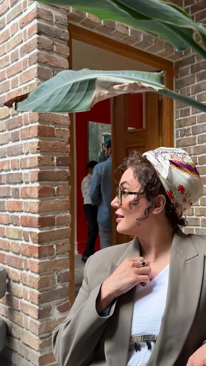 عکس | تیپ جذاب و هنری الناز شاکردوست در یک کافه