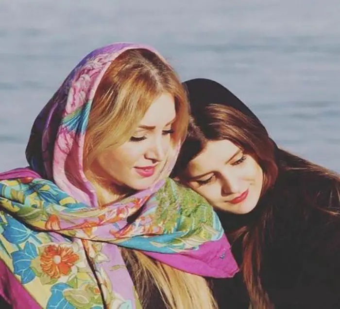 عکس | تصویر همسران دو بازیکن معروف استقلال که باجناغ هستند!