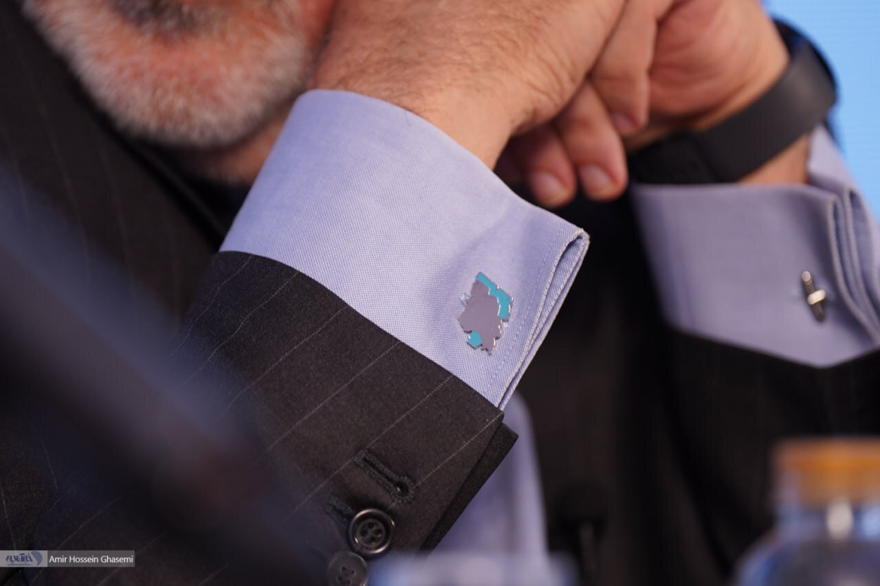 عکس | دکمه سردست جالب ظریف خبرساز شد!