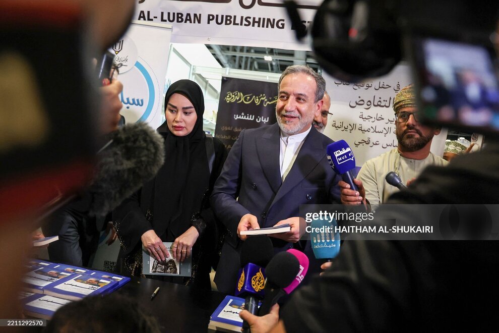 عکس | عراقچی و همسر جوانش در مراسم رونمایی از کتاب عکس | عراقچی و همسر جوانش در مراسم رونمایی از کتاب