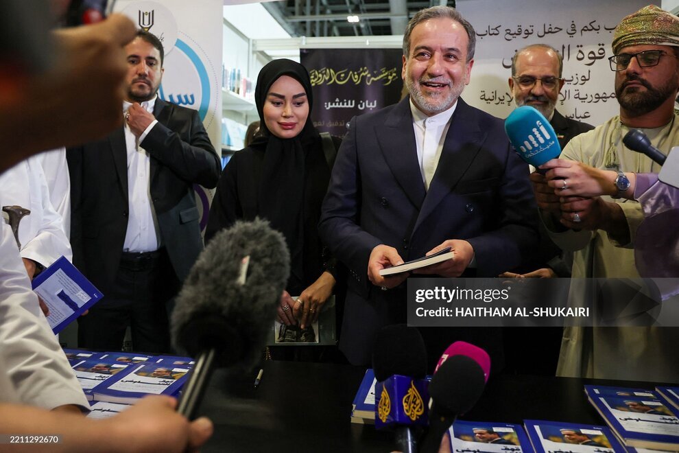 عکس | عراقچی و همسر جوانش در مراسم رونمایی از کتاب عکس | عراقچی و همسر جوانش در مراسم رونمایی از کتاب