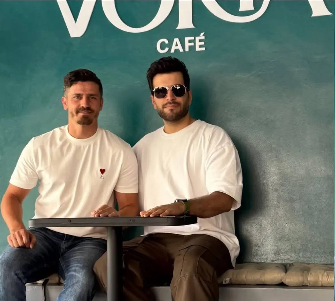 عکس | خواننده معروف پاپ مهمان کافه وریا غفوری شد