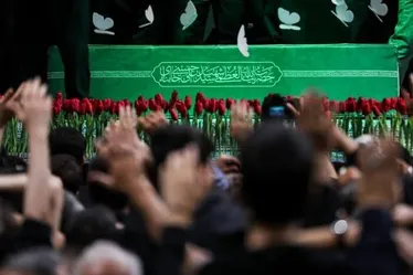 حضور جمعی از هنرمندان در مراسم وداع رهبر شهید