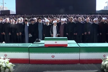 اقامه نماز بر پیکر رهبر شهید