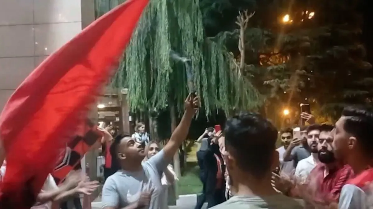 ویدیو | تجمع طرفداران پرسپولیس مقابل هتل